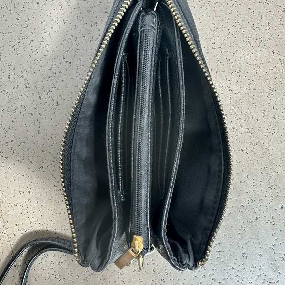 Black vegan wristlet - Picture 3 of 5